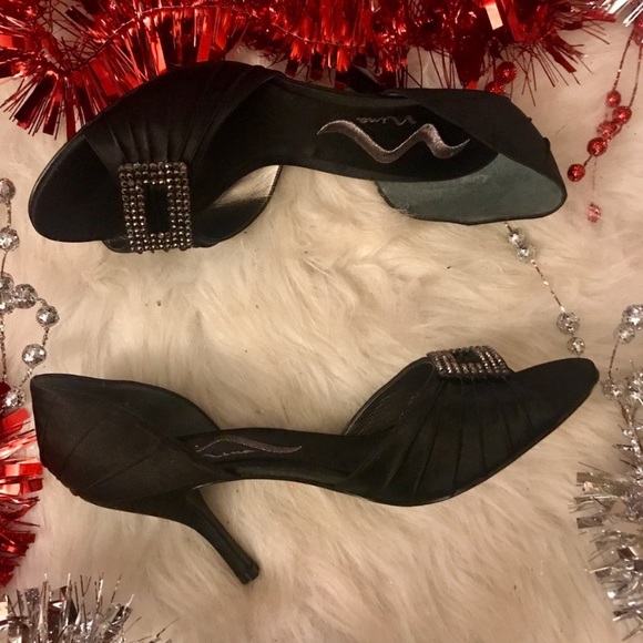 💥NEW LISTING💥 Nina Zirconia Satin Heel - Picture 6 of 8